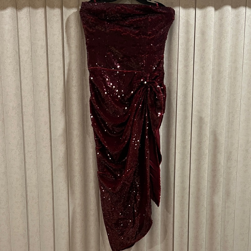New women’s cinq à sept Elegant Burgundy Sequin Strapless Dress in size medium